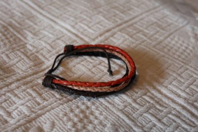 Flerfärgat läderarmband