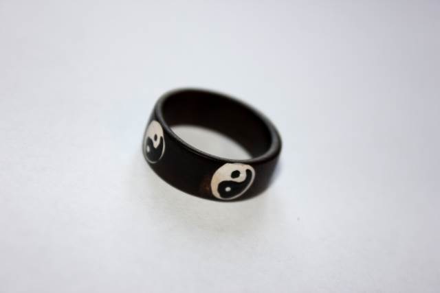 Yin Yang ring i snidat trä
